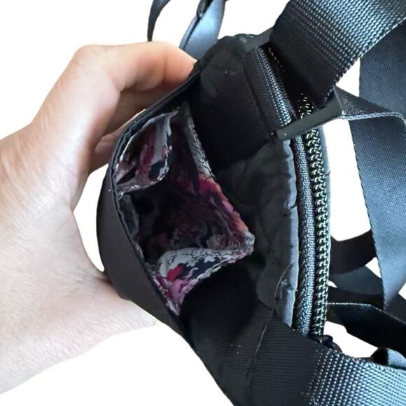 Vera Bradley Quilted Black Small Quilted ID Holder Cell Phone Crossbody - Picture 4 of 6